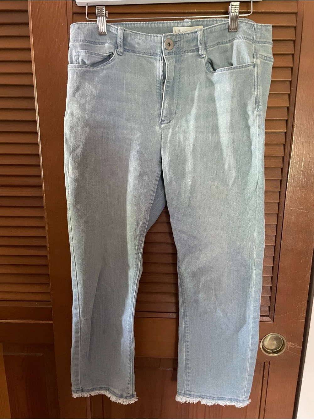 Light Wash Cropped Jeans | Size 8 | Raw Hem | Authentic Fit